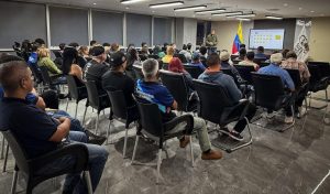 Trabajadoras y trabajadores del Consejo Federal de Gobierno debaten sobre el Decreto de Emergencia Económica