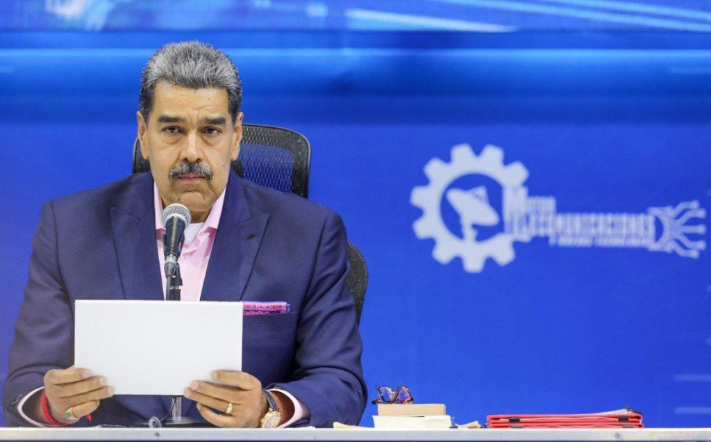 Presidente Nicolás Maduro firma decreto de Emergencia Económica