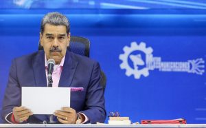 Presidente Nicolás Maduro firma decreto de Emergencia Económica