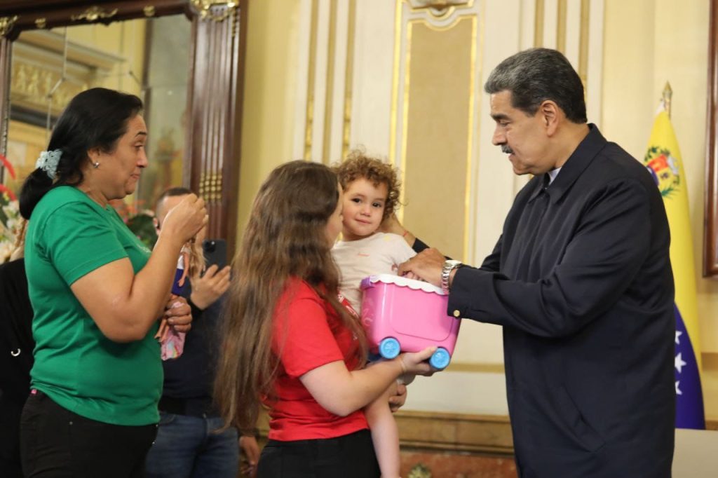 Presidente Nicolás Maduro recibe a Maikelys Espinoza en el Palacio de Miraflores