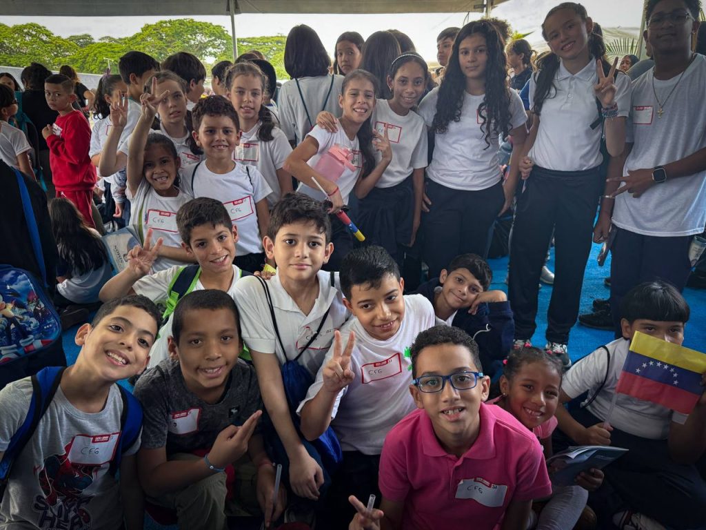 Niñas y niños del Consejo Federal de Gobierno visitan la Expo Simón de Niño a Libertador
