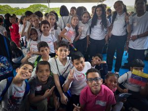 Niñas y niños del Consejo Federal de Gobierno visitan la Expo Simón de Niño a Libertador