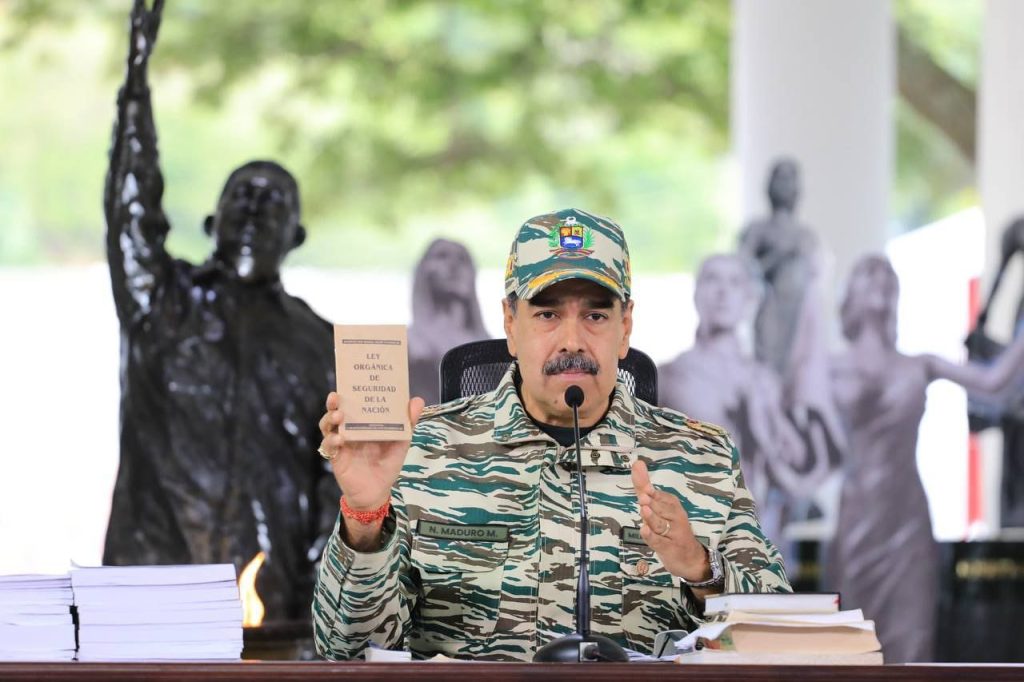 Presidente Nicolás Maduro ordena despliegue de 25.000 militares para reforzar la defensa nacional