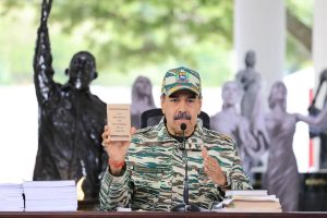 Presidente Nicolás Maduro ordena despliegue de 25.000 militares para reforzar la defensa nacional