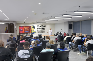 Trabajadoras y trabajadores del CFG participan en el Cine Foro Comunal: Saberes y Poder Popular