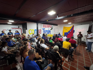 Comuneros de La Guaira participan en el Cine Foro Comunal: Saberes y Poder Popular