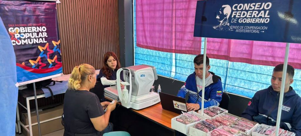 Jornada de optometría beneficia a habitantes de la parroquia Urimare en el estado La Guaira