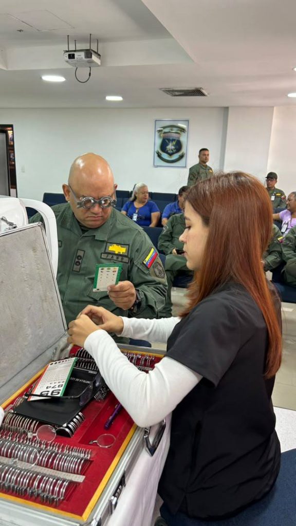 Jornada de optometría brinda atención visual a trabajadoras y trabajadores del Ministerio de la Defensa